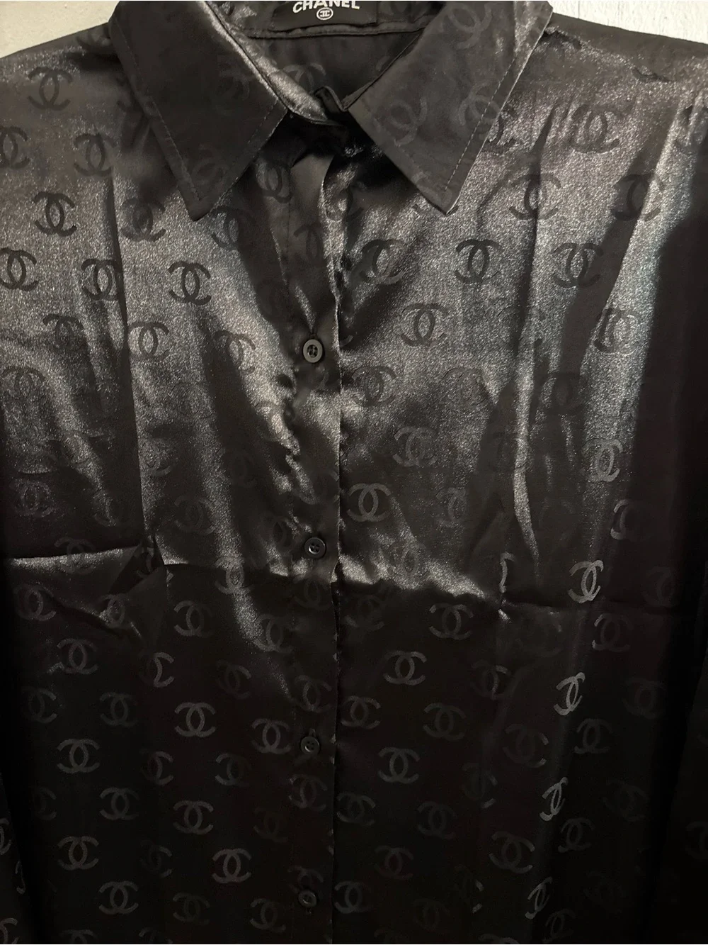 The boutique Shop over collar